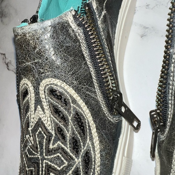 Corral Sneaker Shoes NWT. Sz 7.5 Grey Cross/Wings - Picture 10 of 14